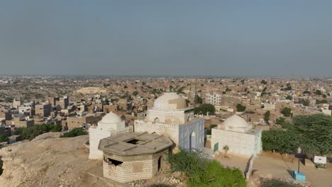 Vista-Elevada-Del-Horizonte-De-Sukkur-Con-Cúpulas-De-Mezquita,-Pakistán