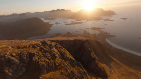 Tauchen-Auf-Einem-Wunderschönen-Bergkamm-über-Dem-Strand-Von-Rambergstranda-Bei-Sonnenuntergang,-Lofoten-Inseln-In-Norwegen