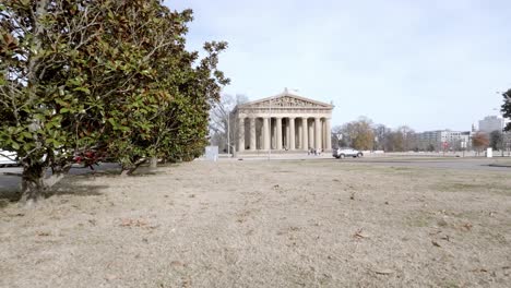 Parthenon-building-in-Nashville,-Tennessee-with-drone-video-moving-in-at-an-angle-low