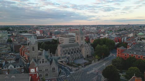 Christ-Church-Cathedral-4K-Luftaufnahmen-Bei-Sonnenuntergang-In-Der-Hauptstadt-Irlands-–-Dublin