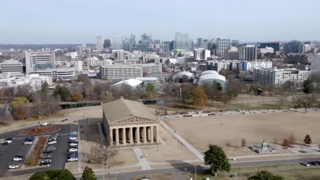 Parthenon-building-in-Nashville,-Tennessee-with-drone-video-moving-down