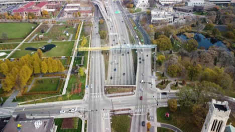 Drohnenaufnahme-Der-Autobahn-I94-In-Minneapolis,-Minnesota,-Zwischen-Loring-Park-Und-Skulpturengarten