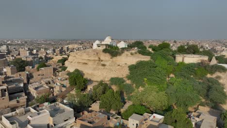 Historischer-Masoom-Shah-Jo-Minaro-Inmitten-Von-Sukkur---Luftaufnahme