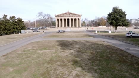Parthenon-building-in-Nashville,-Tennessee-with-drone-video-moving-in-low