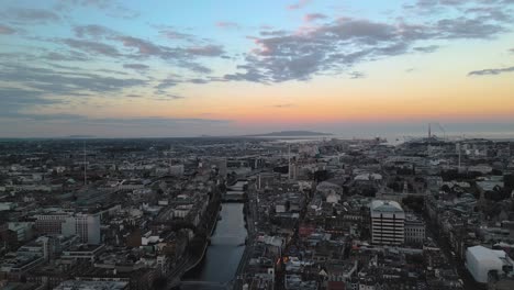 Atemberaubende-Farben-Bei-Sonnenuntergang-In-Dublin,-4K-Drohnenaufnahmen