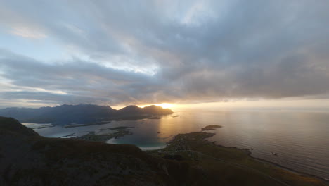 FPV-Enthüllung-Des-Strandes-Von-Rambergstranda-An-Einem-Abend-Mit-Goldenem-Sonnenuntergang,-Lofoten-Inseln-In-Norwegen,-Beeindruckender-Nahflug
