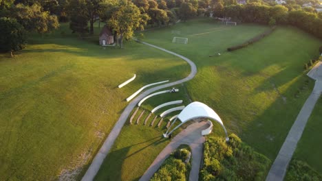 Drone-push-in-towards-Kadish-Park-in-Milwaukee-during-a-summer-sunrise-4k