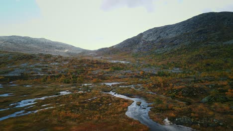 Un-Dron-Sobrevuela-La-Meseta-De-Trolltunga-Después-De-Fuertes-Lluvias-En-Noruega