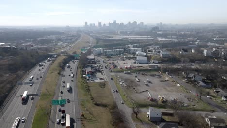 Nashville,-Tennessee-Skyline-Weitwinkelaufnahme-Mit-Autobahnverkehr