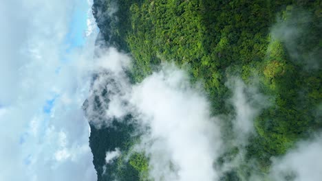 Nubes-Moviéndose-Rápidamente-Sobre-Un-Exuberante-Bosque-Verde-En-Un-Día-De-Cielo-Azul-Claro,-Lluvia-Acumulando-Nubes-Sobre-El-Parque-Nacional-De-Tailandia,-9:16-Retrato-Vertical-4k-Video-Redes-Sociales