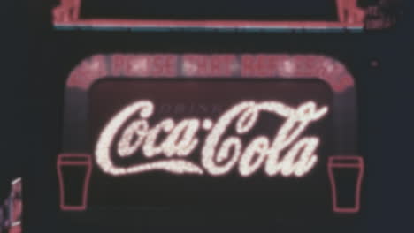 Coca-Cola-Leuchtreklame-In-Der-Innenstadt-Von-New-York-Bei-Nacht-In-Den-1930er-Jahren