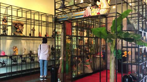 Teil-Der-Ausstellung-Im-Museum-Siam-über-Religion-Und-Skulptur