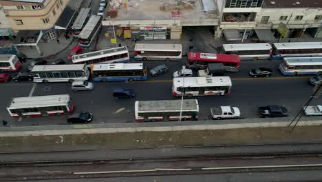 La-Congestión-Del-Tráfico-De-La-Ciudad-De-Buenos-Aires-Con-Coches-Y-Autobuses-Alineados-En-Una-Calle-Muy-Transitada,-A-última-Hora-De-La-Tarde