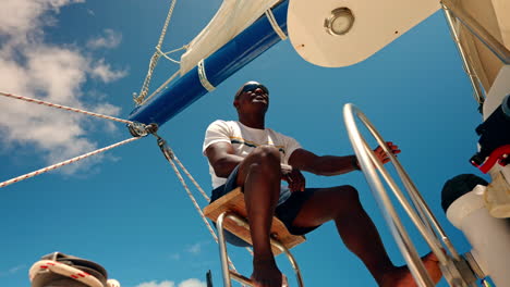 Capitán-Africano-Conduciendo-Un-Catamarán.