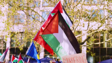 Banderas-De-Palestina,-UE,-Turquía-Y-Albania-En-La-Marcha-Nacional-Por-Palestina,-Gaza-En-Londres
