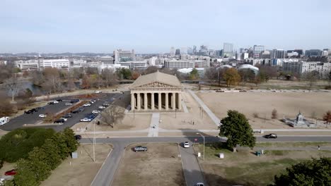 Edificio-Del-Partenón-En-Nashville,-Tennessee,-Con-Un-Vídeo-De-Un-Dron-Moviéndose-Hacia-Abajo-En-Una-Toma-Amplia