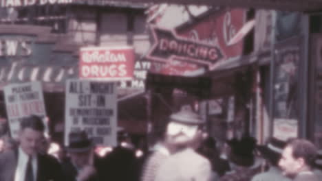 Menschen-Mit-Plakaten-Protestieren-In-Den-1930er-Jahren-Durch-Die-Straßen-Der-Innenstadt-Von-New-York