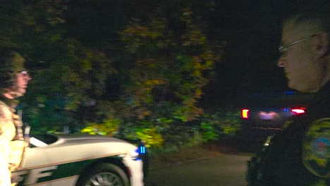 Polizei-Und-Bewaffnete-Einsatzeinheit-Leiten-Nachts-Langsam-Fahrende-Gepanzerte-Polizeifahrzeuge-In-Lewiston,-Maine
