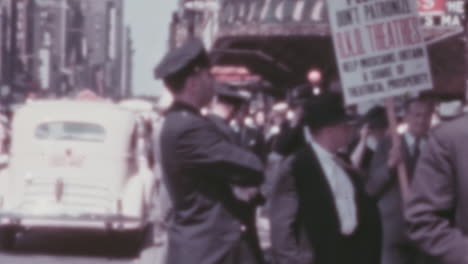 Männer-Mit-Plakaten-Protestieren-In-Den-1930er-Jahren-Mit-Der-Polizei-Auf-Den-Straßen-Von-New-York