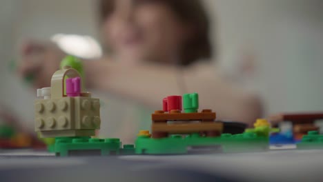 Nahaufnahme-Von-Legosteinen,-Während-Ein-Junge-Ein-Super-Mario-Set-Baut