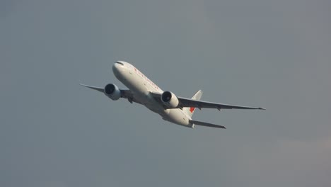 White-Air-Canada-Zweimotoriges-Passagierflugzeug-Steigt-Nach-Dem-Start-Durch-Die-Luft