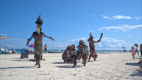 Zeitlupe-Einer-Tanzgruppe-In-Cancun,-Mexiko,-Die-Als-Maya-Krieger-Mit-Brennenden-Fackeln-Am-Strand-Auftritt