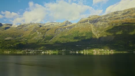 Drohne-Fliegt-Bei-Schönem-Wetter-Nah-über-Den-Fjorden-Norwegens-Mit-Blick-Auf-Die-Berge