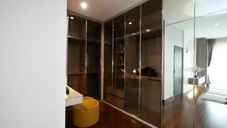 Diseño-Interior-De-Vestidor-Compacto,-Lujoso-Y-Elegante-En-El-Dormitorio.
