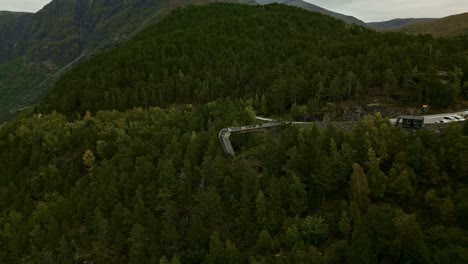 Drohne-Fliegt-Bei-Bewölktem-Himmel-über-Die-Aussichtsplattform-Stegastein-In-Norwegen