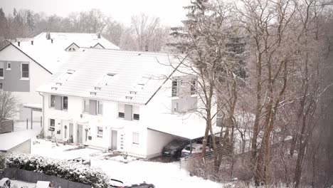 Eingeschneites-Haus-Bei-Leichtem-Schneefall