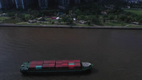 Containerschiff-Auf-Dem-Saigon-Fluss,-Vorbei-An-Einem-Hochhaus