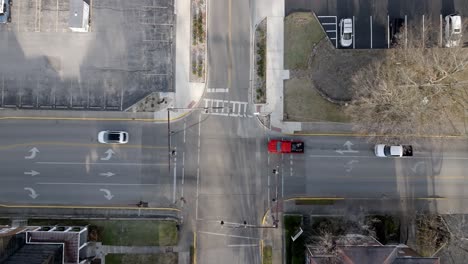 Bowling-Green,-Kentucky-four-way-intersection-with-car-traffic-and-drone-video-overhead