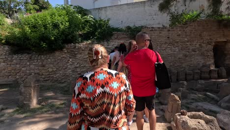 Besucher,-Die-Zwischen-Der-Archäologischen-Stätte-Von-Karthago-Spazieren-Gehen