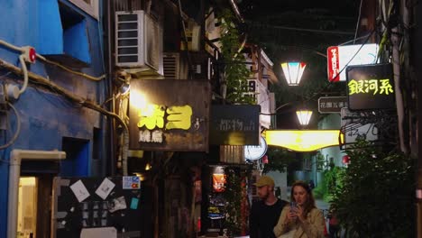 Zeitlupenschwenk-über-Viele-Kleine-Bars-Und-Izakaya-Im-Vorort-Shinjuku