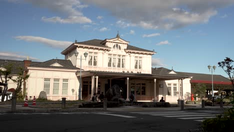 Entrada-Principal-Al-Edificio-De-La-Estación-Jr-Nikko-Con-Viajeros-Y-Tráfico-Pasando