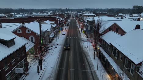 Amerikanische-Stadt-In-Der-Abenddämmerung-Mit-Schneebedeckten-Straßen-Und-Gebäuden