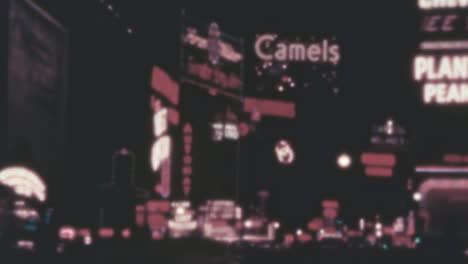 Panorama-Der-Nachts-Beleuchteten-Leuchtreklamen-In-New-York-City-In-Den-1930er-Jahren