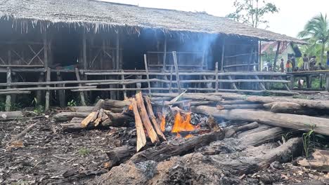 Feuerstelle-Vor-Einem-Einfachen-Bujang-Holzhüttenhaus-Für-Junggesellen-In-Papua,-Indonesien