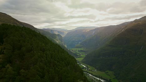 Drone-Vuela-A-Través-De-Un-Valle-En-Noruega-En-Un-Clima-Ligeramente-Nublado