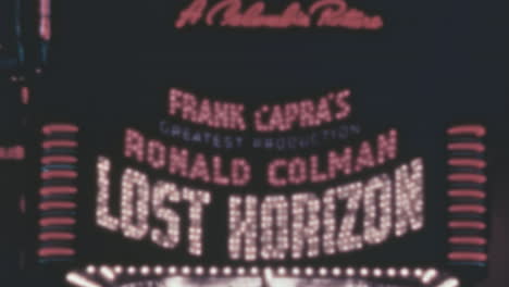 Neonwerbung-Für-Den-Film-„Lost-Horizon“-In-New-York-In-Farbaufnahmen-Der-1930er-Jahre