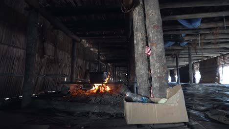 In-Einem-Einfachen-Bujang-Holzhüttenhaus-Für-Junggesellen-In-Papua,-Indonesien