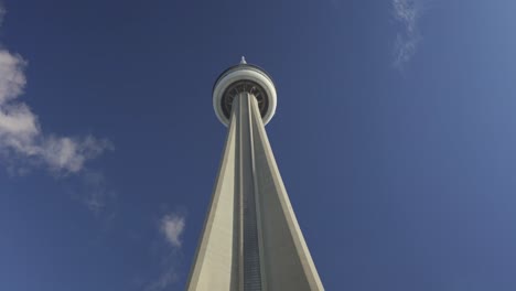 Isolierte-Aufnahme-Des-CN-Tower-In-Der-Innenstadt-Von-Toronto,-Kanada