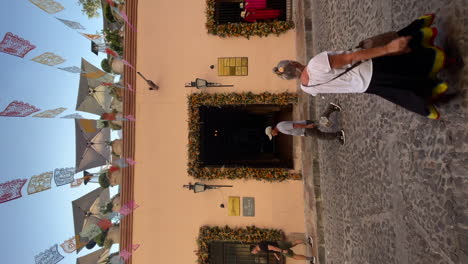 Mexikanisches-Haus-In-San-Miguel-De-Allende-Mit-Blumen-Von-Cempasúchil-Damasquina