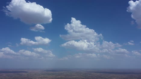 Vista-Aérea-De-Drones-Que-Muestra-Nubes-Y-Muchos-Molinos-De-Viento,-Grandes-Campos-Y-Ríos