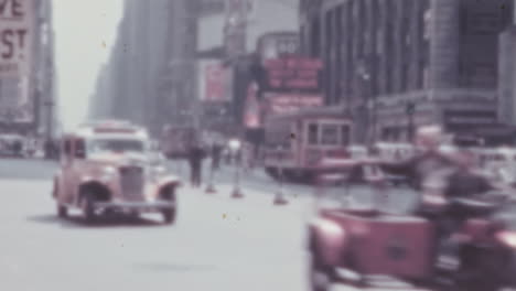 Oldtimer-Inmitten-Des-Stadtverkehrs-Am-Mittag-In-New-York.-Vintage-Farbvideo-Aus-Den-1930er-Jahren