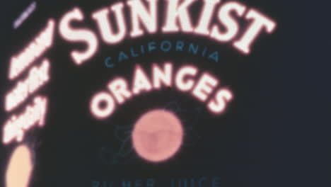 Sunkist-California-Orangefarbenes-Neonschild-In-Vintage-Farbaufnahmen-Aus-Den-1930er-Jahren