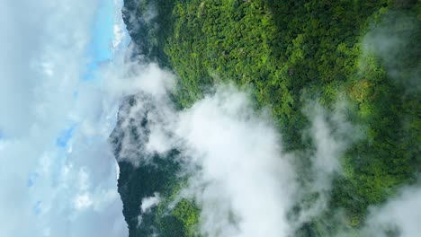 Bewegte-Wolken-Mit-Immergrünem-Wald-Und-Wunderschöner-Gebirgslandschaft-Mit-Klarem-Blauen-Himmel,-Nationalpark-Nordthailand,-Luftdrohne,-Echtes-Vertikales-4K-Video-Für-Soziale-Medien-9:16-Porträt