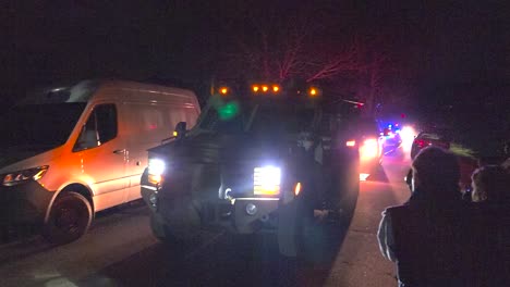 Camión-Policial-Blindado-Conduciendo-Lentamente-Por-La-Noche-En-Lewiston,-Maine