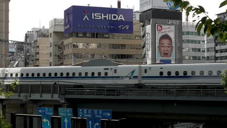 N700-Tokaido-Shinkansen-Fährt-Auf-Erhöhter-Strecke-Im-Bezirk-Shinbashi-In-Minato-Vorbei