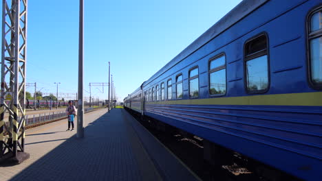 Zug-Der-Ukrainischen-Eisenbahn-Ukrzaliznycia-Am-Bahnhof-Chelm-In-Polen,-Blau-gelber-Zug,-Sonniges-Wetter,-4K-Aufnahme